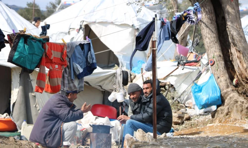 Άραβες πετροβολούν Κούρδους στην Αθήνα επειδή είναι "άθεοι"!